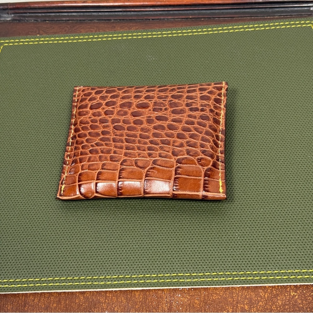 Elegant Brown Leather Crocodile-Embossed Wallet - Picture 2 of 7